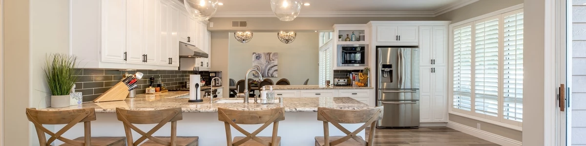 Kitchen with breakfast bar